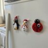 - Modern tasarımıyla her türlü yüzeye kolayca yapışabilen Murano Cam Magnet seti. - 5 x 6 cm boyutlarındaki 3 adet magnet ile buzdolabınızda veya istediğiniz yüzeyde şık bir görünüm yaratın. - Yüksek kaliteli cam malzemeden üretilmiş, dayanıklı ve uzun ömürlü kullanım sunar. - Türkiye'de üretilen bu magnet seti, yerel işçiliği destekler ve kaliteli bir ürün deneyimi sağlar. - Karışık renk ve desenleriyle her türlü dekorasyona uyum sağlayacak modern bir dokunuş ekler.