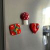- Modern tasarımıyla her türlü yüzeye kolayca yapışabilen Murano Cam Magnet seti. - 5 x 6 cm boyutlarındaki 3 adet magnet ile buzdolabınızda veya istediğiniz yüzeyde şık bir görünüm yaratın. - Yüksek kaliteli cam malzemeden üretilmiş, dayanıklı ve uzun ömürlü kullanım sunar. - Türkiye'de üretilen bu magnet seti, yerel işçiliği destekler ve kaliteli bir ürün deneyimi sağlar.