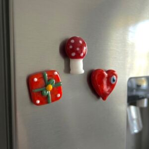 - Modern tasarımıyla her türlü yüzeye kolayca yapışabilen Murano Cam Magnet seti. - 5 x 6 cm boyutlarındaki 3 adet magnet ile buzdolabınızda veya istediğiniz yüzeyde şık bir görünüm yaratın. - Yüksek kaliteli cam malzemeden üretilmiş, dayanıklı ve uzun ömürlü kullanım sunar. - Türkiye'de üretilen bu magnet seti, yerel işçiliği destekler ve kaliteli bir ürün deneyimi sağlar.