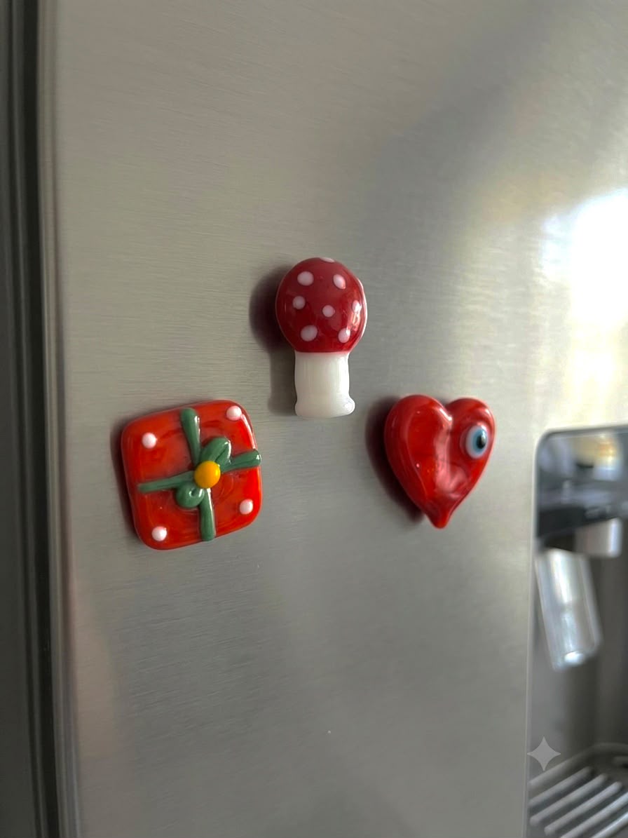 - Modern tasarımıyla her türlü yüzeye kolayca yapışabilen Murano Cam Magnet seti. - 5 x 6 cm boyutlarındaki 3 adet magnet ile buzdolabınızda veya istediğiniz yüzeyde şık bir görünüm yaratın. - Yüksek kaliteli cam malzemeden üretilmiş, dayanıklı ve uzun ömürlü kullanım sunar. - Türkiye'de üretilen bu magnet seti, yerel işçiliği destekler ve kaliteli bir ürün deneyimi sağlar.