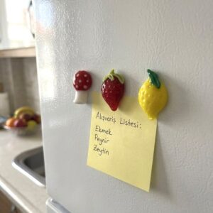 Modern tasarımıyla her türlü yüzeye kolayca yapışabilen Murano Cam Magnet seti. - 5 x 6 cm boyutlarındaki 3 adet magnet ile buzdolabınızda veya istediğiniz yüzeyde şık bir görünüm yaratın. - Yüksek kaliteli cam malzemeden üretilmiş, dayanıklı ve uzun ömürlü kullanım sunar. - Türkiye'de üretilen bu magnet seti, yerel işçiliği destekler ve kaliteli bir ürün deneyimi sağlar. - Karışık renk ve desenleriyle her türlü dekorasyona uyum sağlayacak modern bir dokunuş ekler.