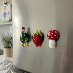 - Modern tasarımıyla her türlü yüzeye kolayca yapışabilen Murano Cam Magnet seti. - 5 x 6 cm boyutlarındaki 3 adet magnet ile buzdolabınızda veya istediğiniz yüzeyde şık bir görünüm yaratın. - Yüksek kaliteli cam malzemeden üretilmiş, dayanıklı ve uzun ömürlü kullanım sunar. - Türkiye'de üretilen bu magnet seti, yerel işçiliği destekler ve kaliteli bir ürün deneyimi sağlar. - Karışık renk ve desenleriyle her türlü dekorasyona uyum sağlayacak modern bir dokunuş ekler.